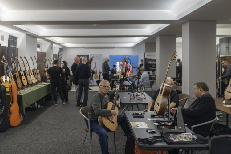 2024_10_26 ŚJG wystawa gitar fot. A. Pławski (1)