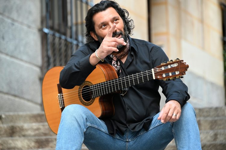 Josemi Carmona z gitarą