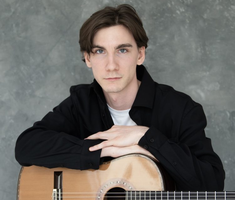 Andrzej Grygier z gitarą