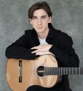 Andrzej Grygier z gitarą