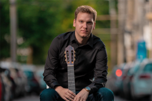Bogdan Mihailescu z gitarą