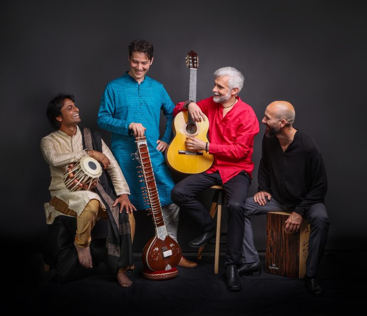 Zespół Indialucia z instrumentami