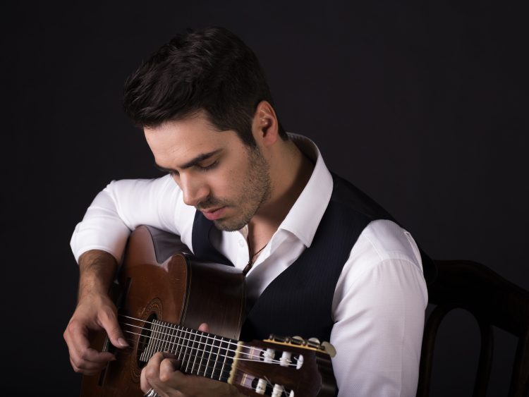 Mak Grigić z gitarą