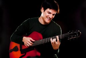 Chico Pinheiro z gitarą