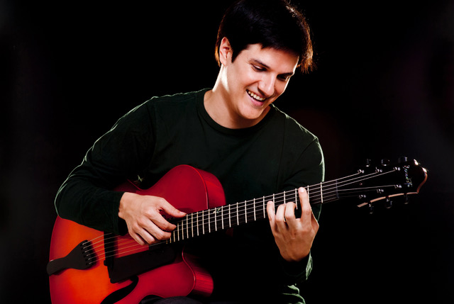 Chico Pinheiro z gitarą