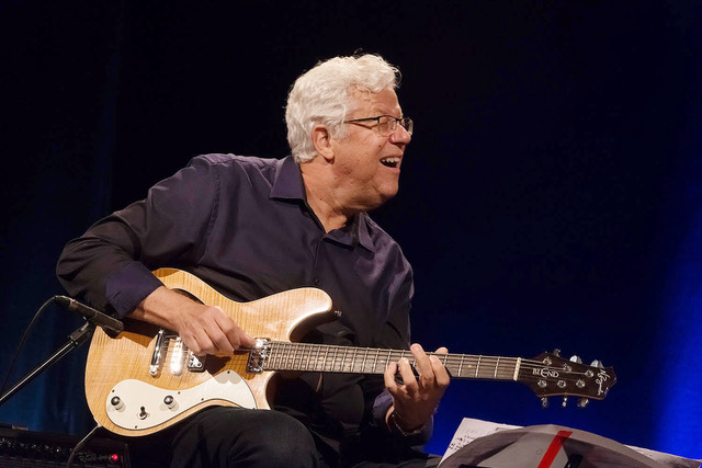 Romero Lubambo z gitarą