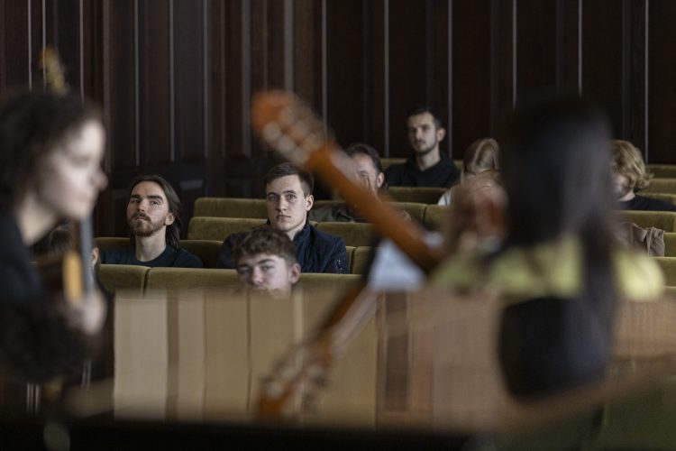 Sala wykładowa ze studentami w Akademii Muzycznej w Katowicach