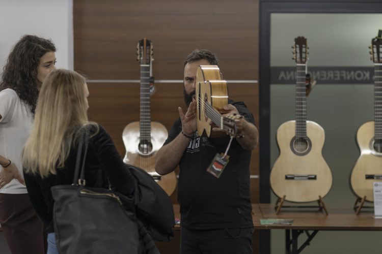 2024_10_26 ŚJG wystawa gitar fot. A. Pławski (5)